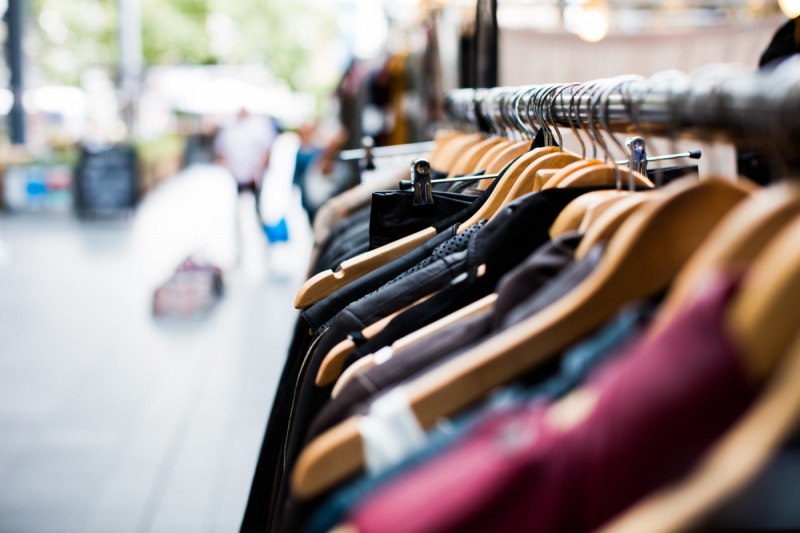 vitrine-RAYOL CANADEL SUR MER-min_blur_close_up_focus_hanger_jacket_market_people_rack-1176303