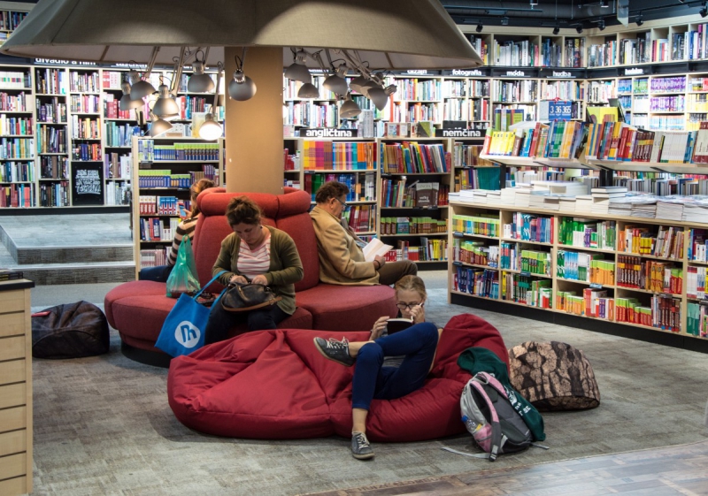 vitrine-RAYOL CANADEL SUR MER-min_books_bookstore_book_reader_readers_reading_shop_sale_books-849006