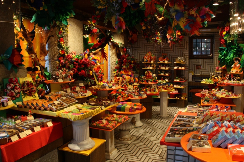 vitrine-RAYOL CANADEL SUR MER-min_candy_store_chocolate_shop_chocolate_switzerland-393515