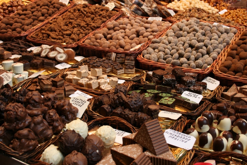 vitrine-RAYOL CANADEL SUR MER-min_chocolates_chocolate_nibble_sweetness_fine_chocolates_gourmet_candy_brand-752083